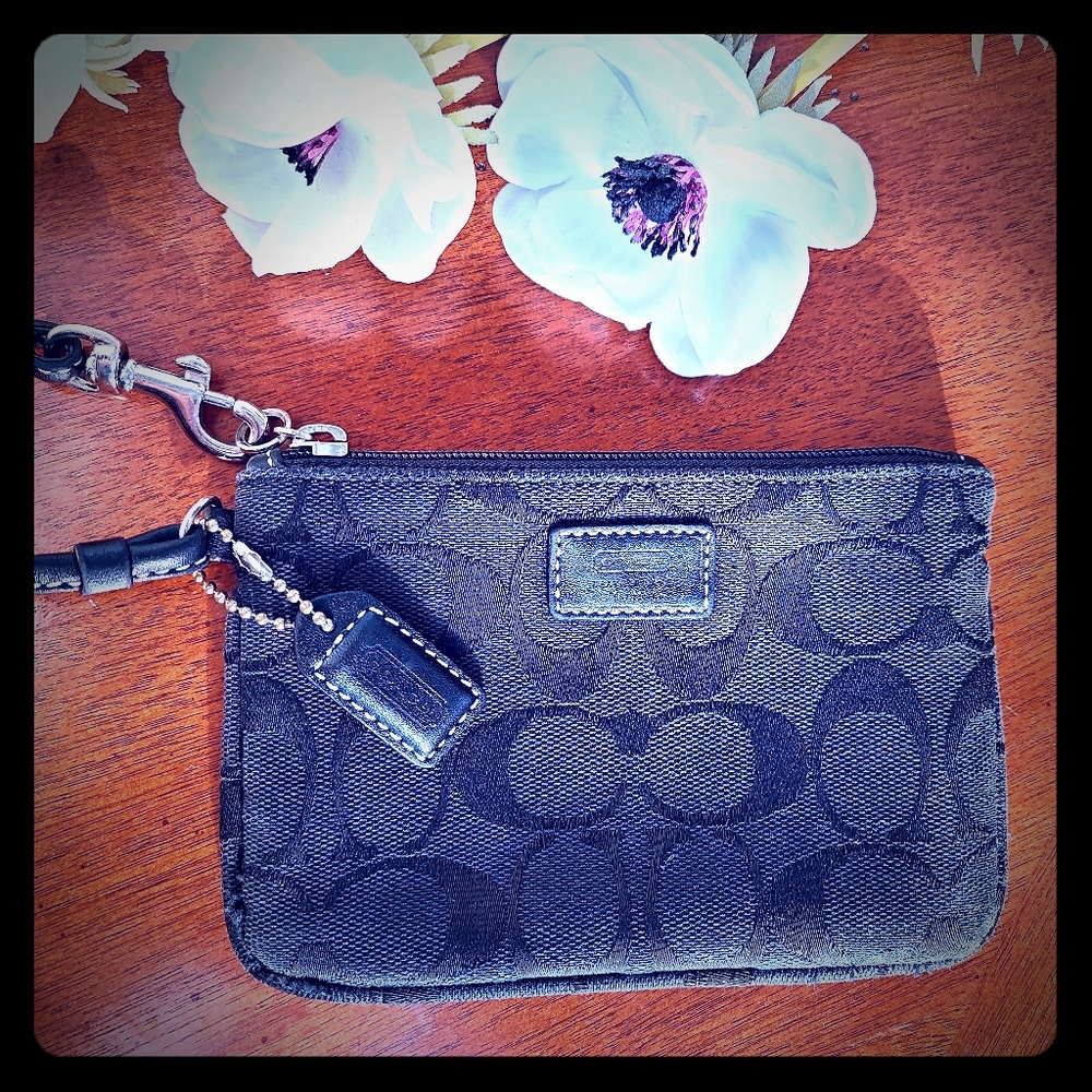 👛 Coach Wristlet